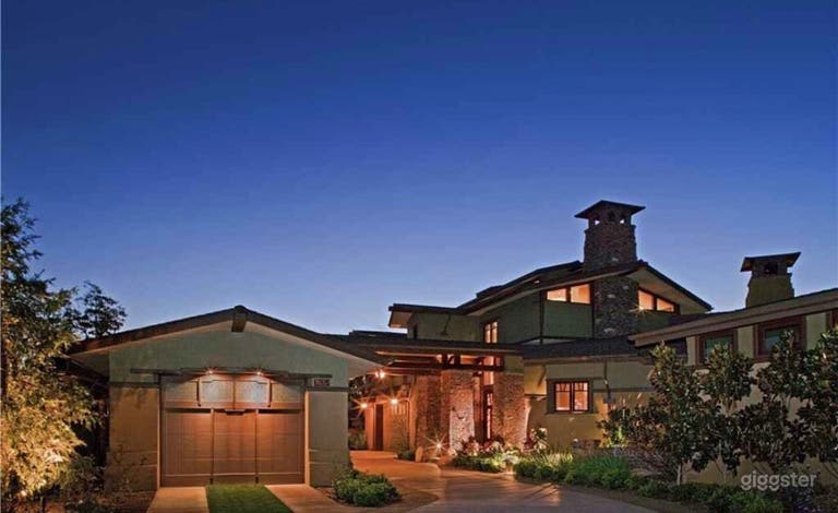  Hermosa Casa Artesanal con Gran Patio Trasero y Piscina 