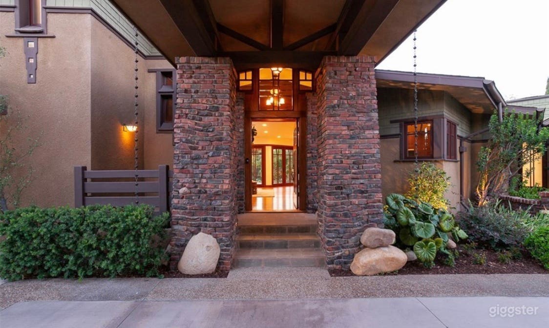 Beautiful Craftsman with Huge Backyard and Pool Photo 4