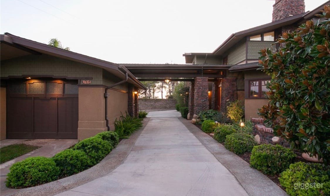 Beautiful Craftsman with Huge Backyard and Pool Photo 3