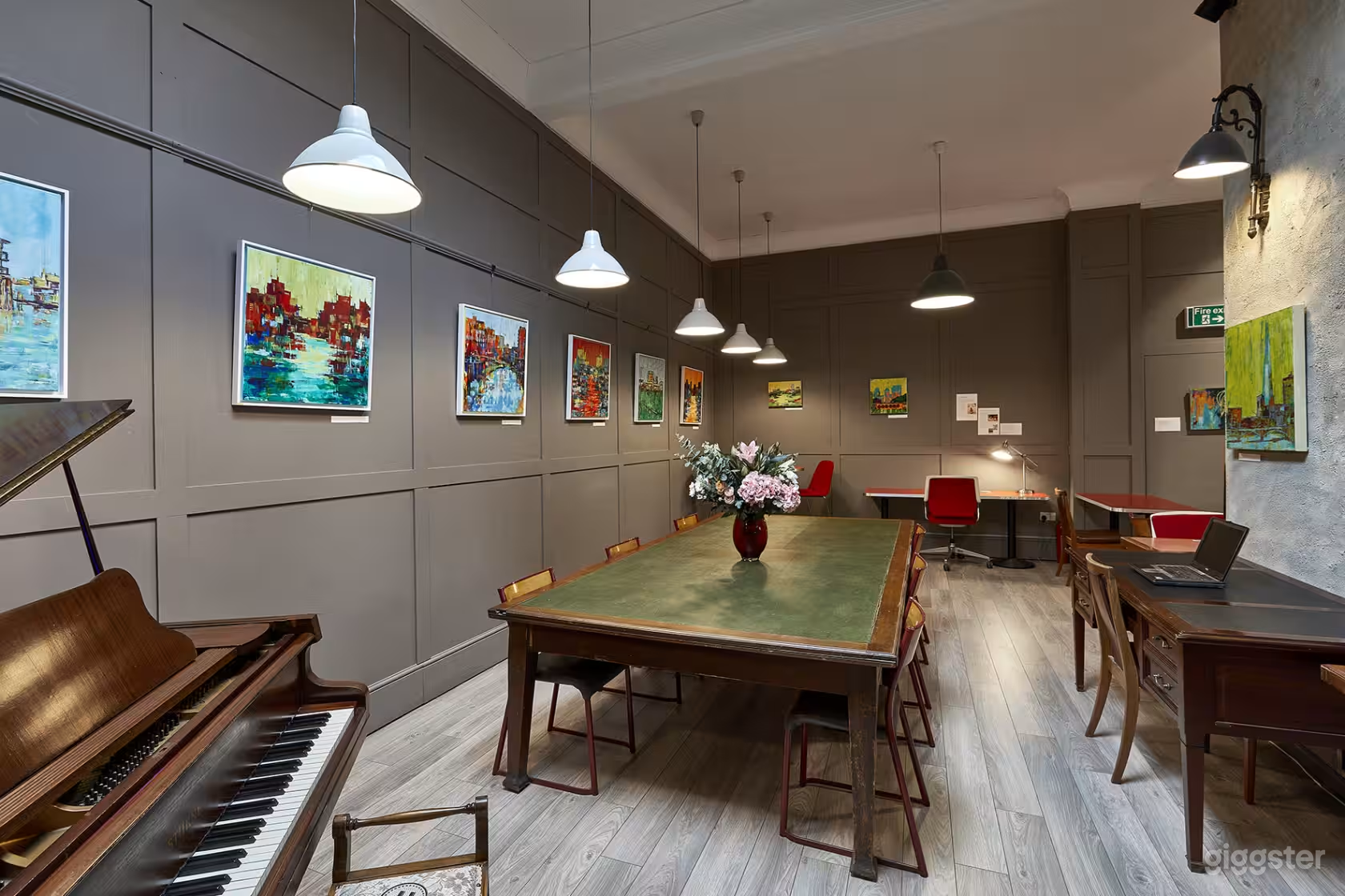 Large Stylish 1000 Sq Ft Hall Photo 2