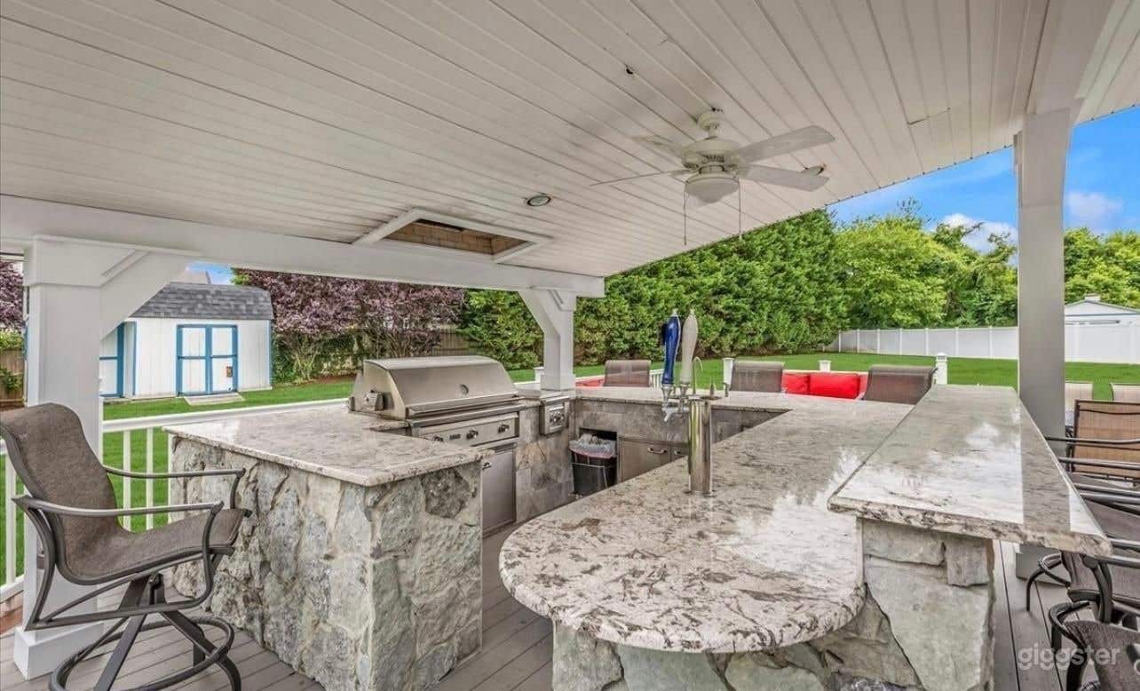 Beautiful, Private Backyard with Pool &amp; Hot Tub Photo 2