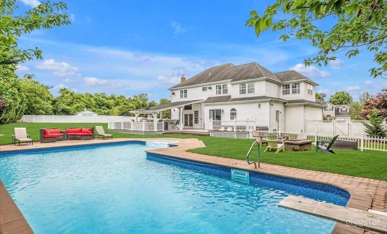 Beautiful, Private Backyard with Pool &amp; Hot Tub Photo 1