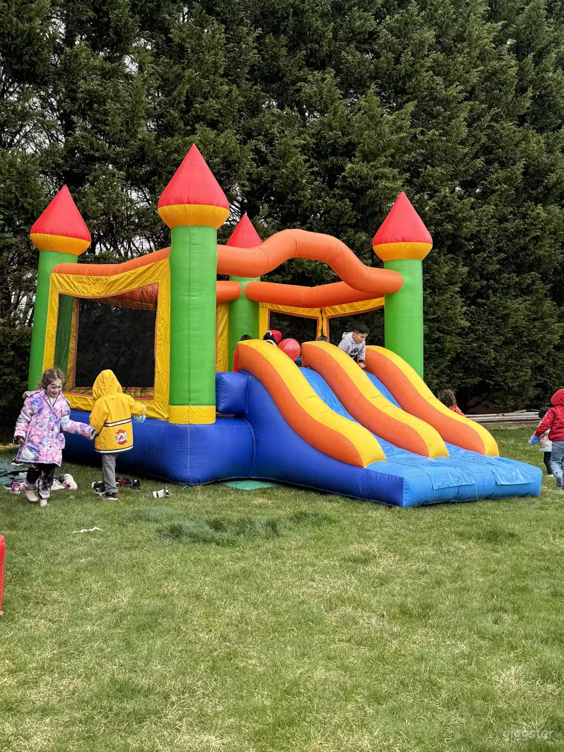 Beautiful, Private Backyard with Pool &amp; Hot Tub Photo 4