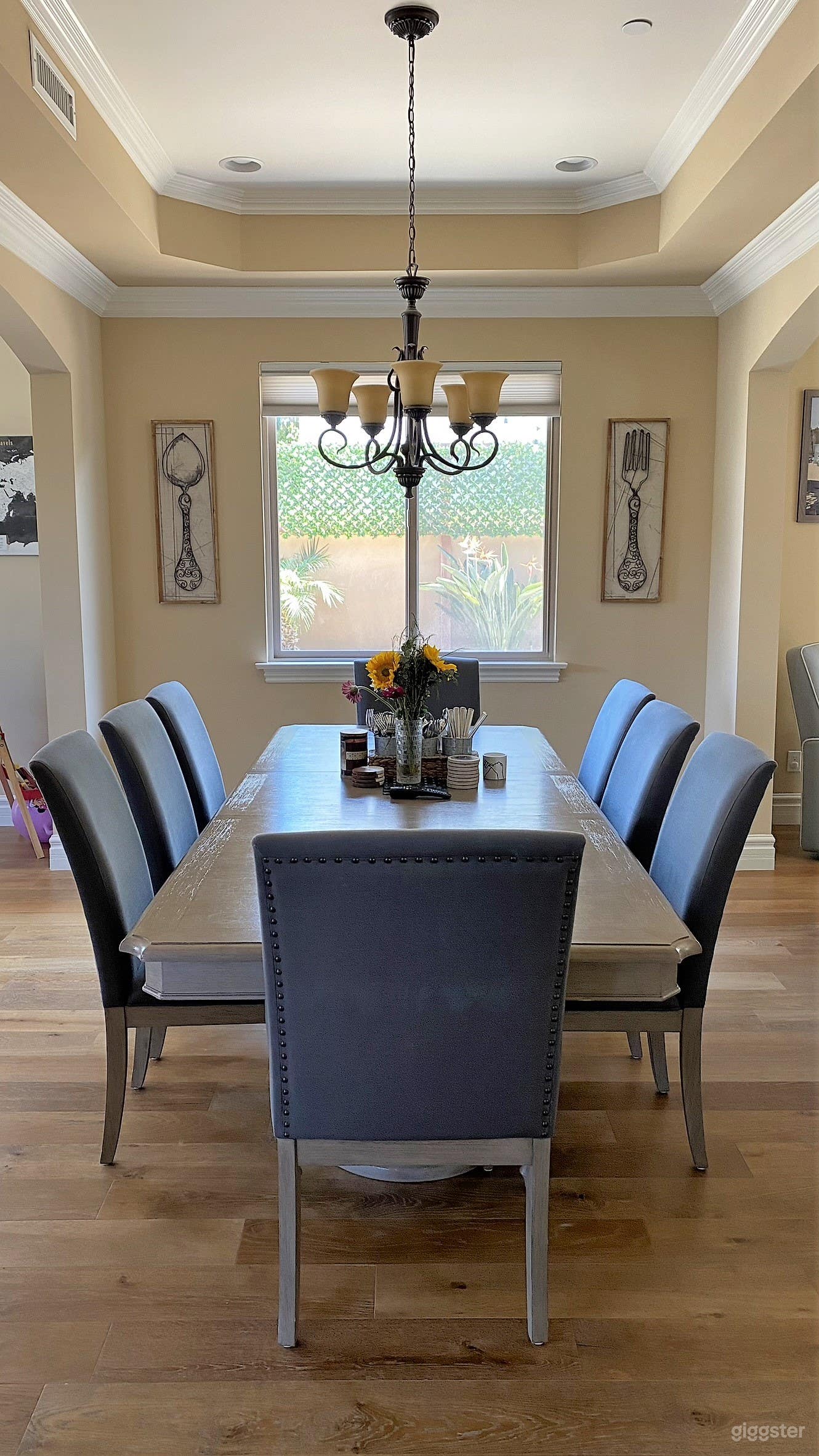 Mediterranean-Style Home with Modern Furnishings  Photo 3