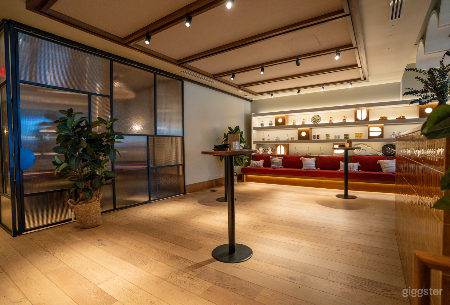 Store, Bar and Restaurant setting Photo 3