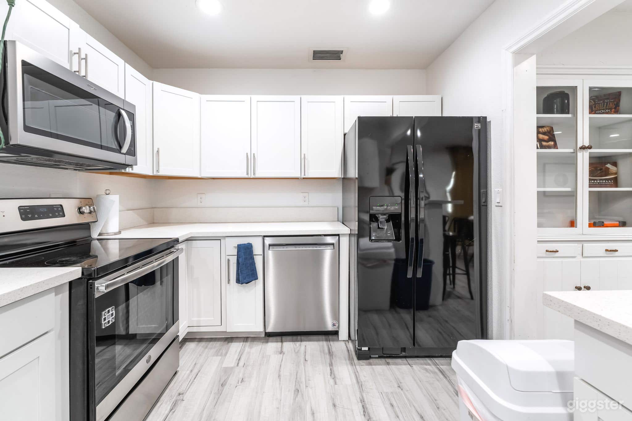 Stylish Downtown Vegas home w/Jacuzzi & Pool table Photo 3
