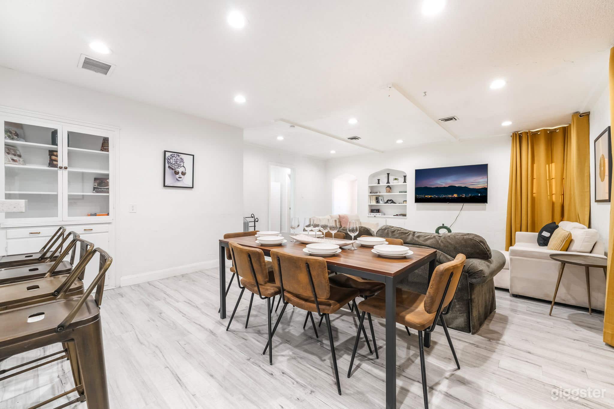Stylish Downtown Vegas home w/Jacuzzi & Pool table Photo 4