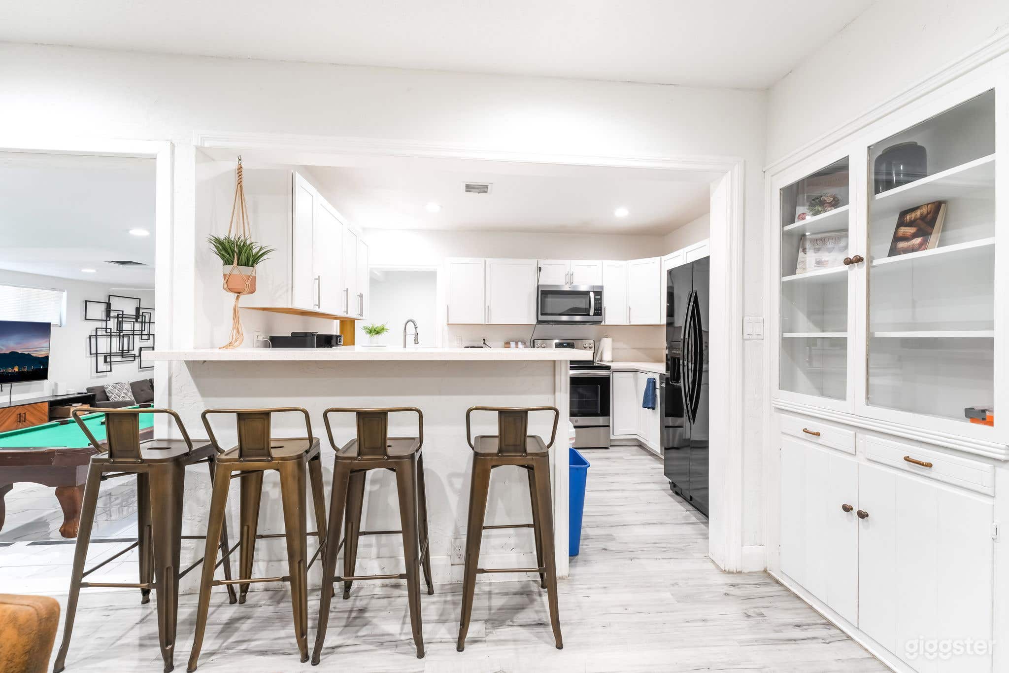 Stylish Downtown Vegas home w/Jacuzzi & Pool table Photo 2