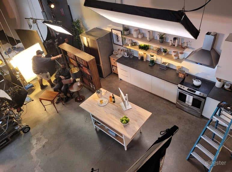 Studio 5 - Standing Custom KITCHEN SET  Photo 4
