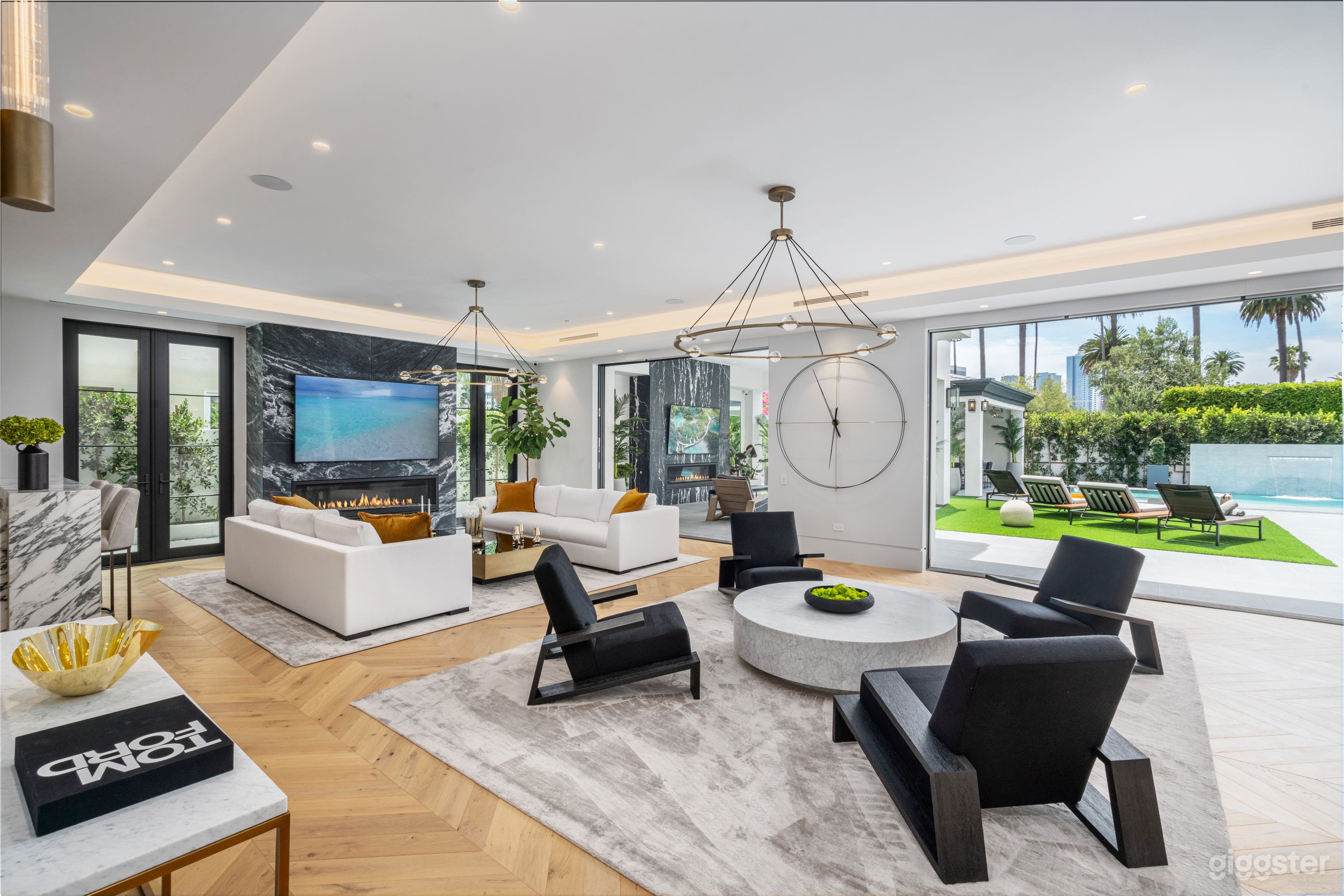 Villa Ruya by LuxJB: New Modern Mansion in Beverly Hills Flats, 90210. Heated Pool &amp; Spa, Cinema, Sauna, Gym. Ideal for celebrity &amp; commercial shoots, interviews and corporate events.