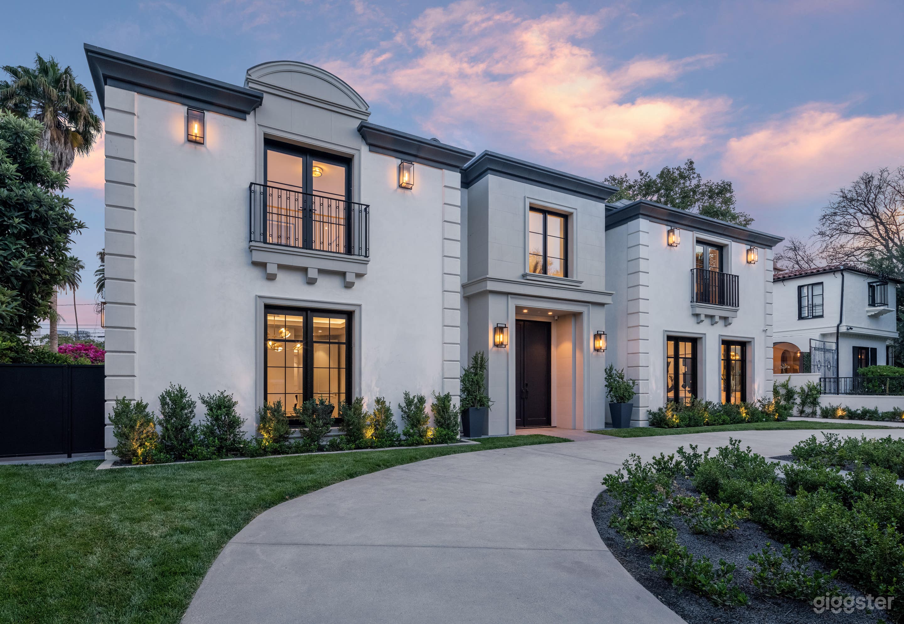 Villa Ruya by LuxJB: New Modern Mansion in Beverly Hills Flats, 90210. Heated Pool &amp; Spa, Cinema, Sauna, Gym. Ideal for celebrity &amp; commercial shoots, interviews and corporate events.