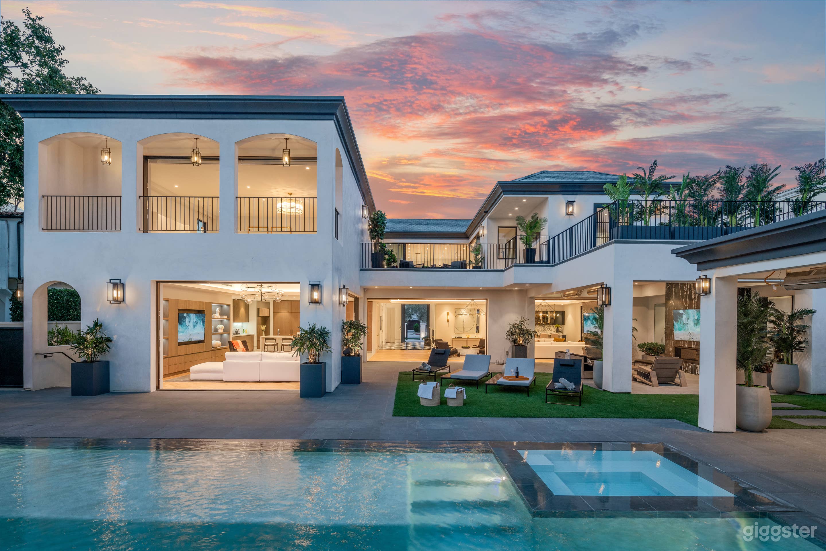 Villa Ruya by LuxJB: New Modern Mansion in Beverly Hills Flats, 90210. Heated Pool &amp; Spa, Cinema, Sauna, Gym. Ideal for celebrity &amp; commercial shoots, interviews and corporate events.