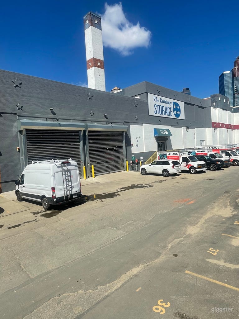  Industrial building w/ rooftop views of Manhattan 