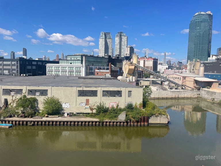  Industrial building w/ rooftop views of Manhattan 