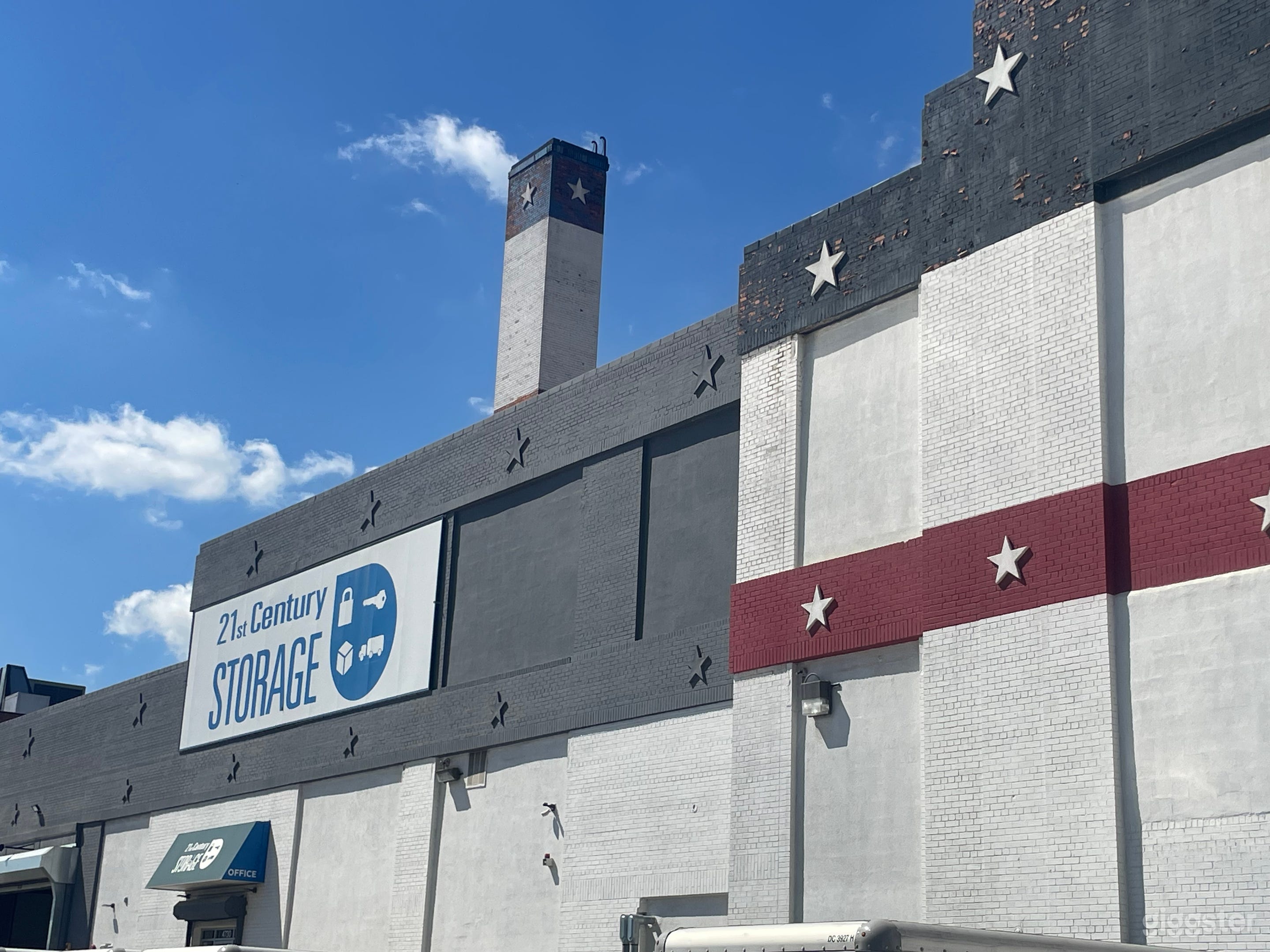 Industrial building w/ rooftop views of Manhattan Photo 1