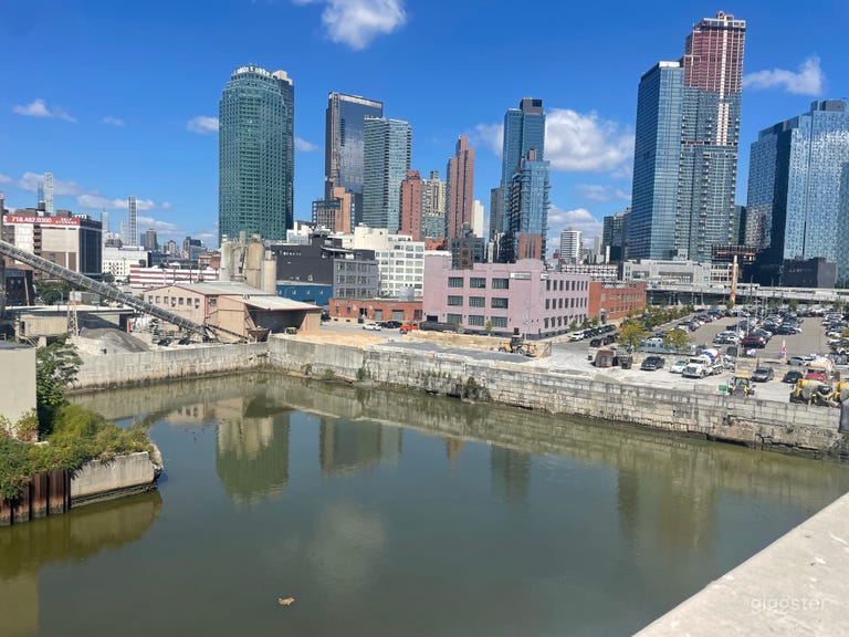  Industrial building w/ rooftop views of Manhattan 