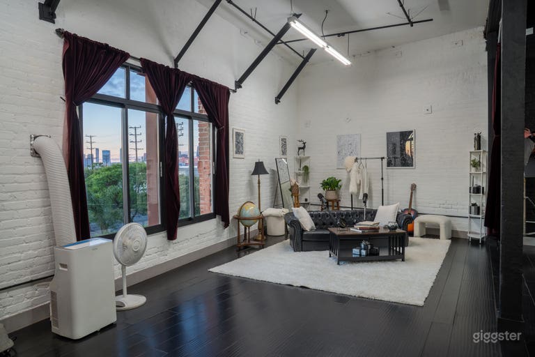  Unique Loft Photo/Video/Podcast Studio with AC 