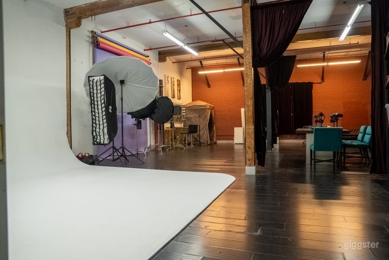  Unique Loft Photo/Video/Podcast Studio with AC 
