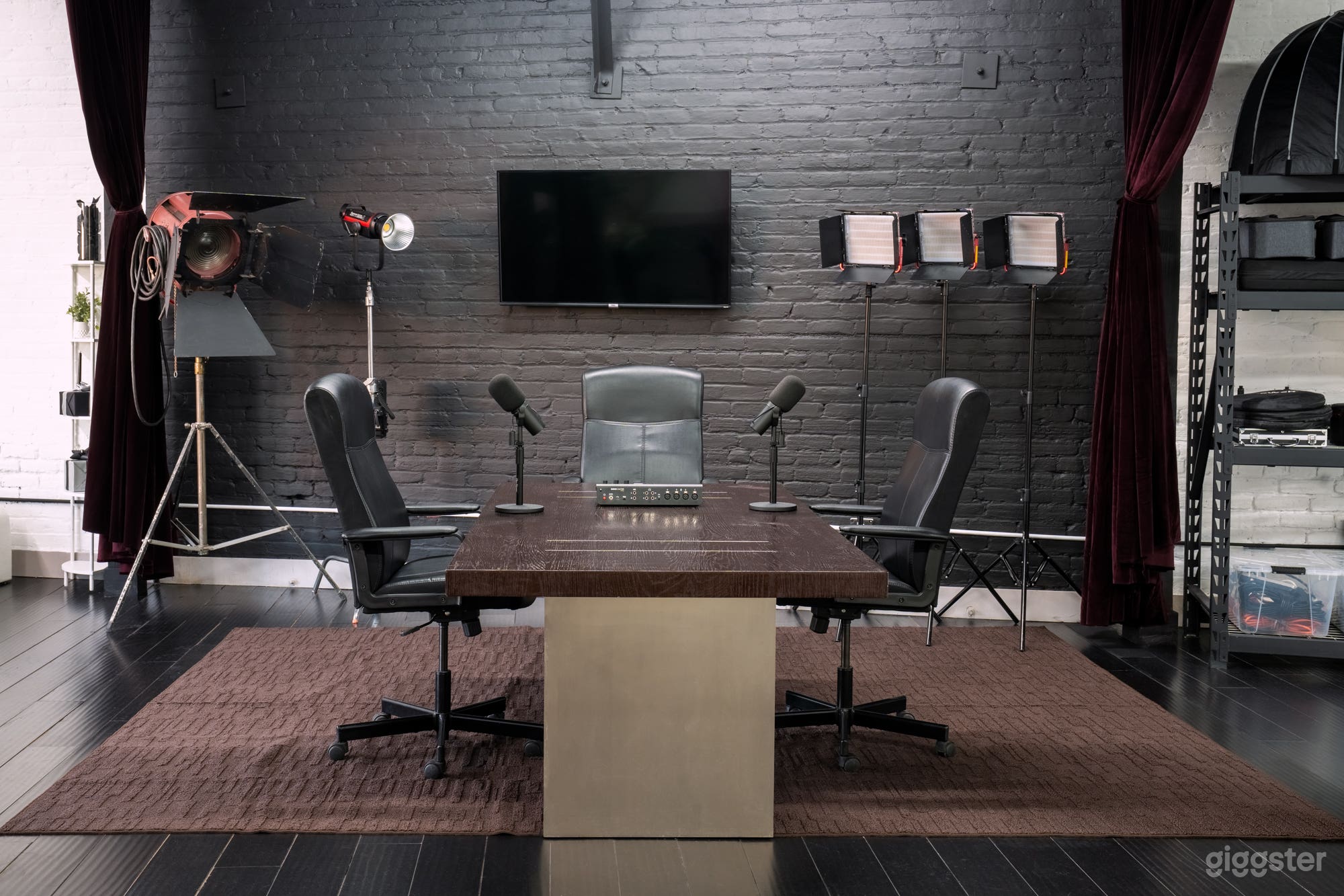 Photo/Video/Podcast Studio in DTLA with equipment and AC Photo 3