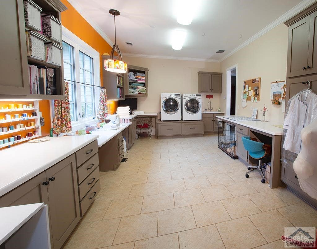 Large laundry / Activity space 