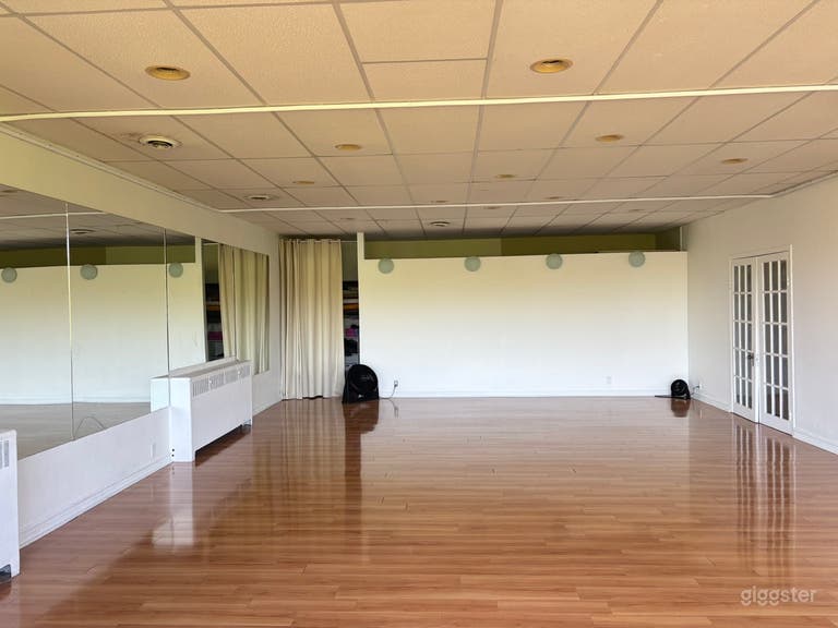  Sunny Modern Dance / Fitness / Yoga Studio 