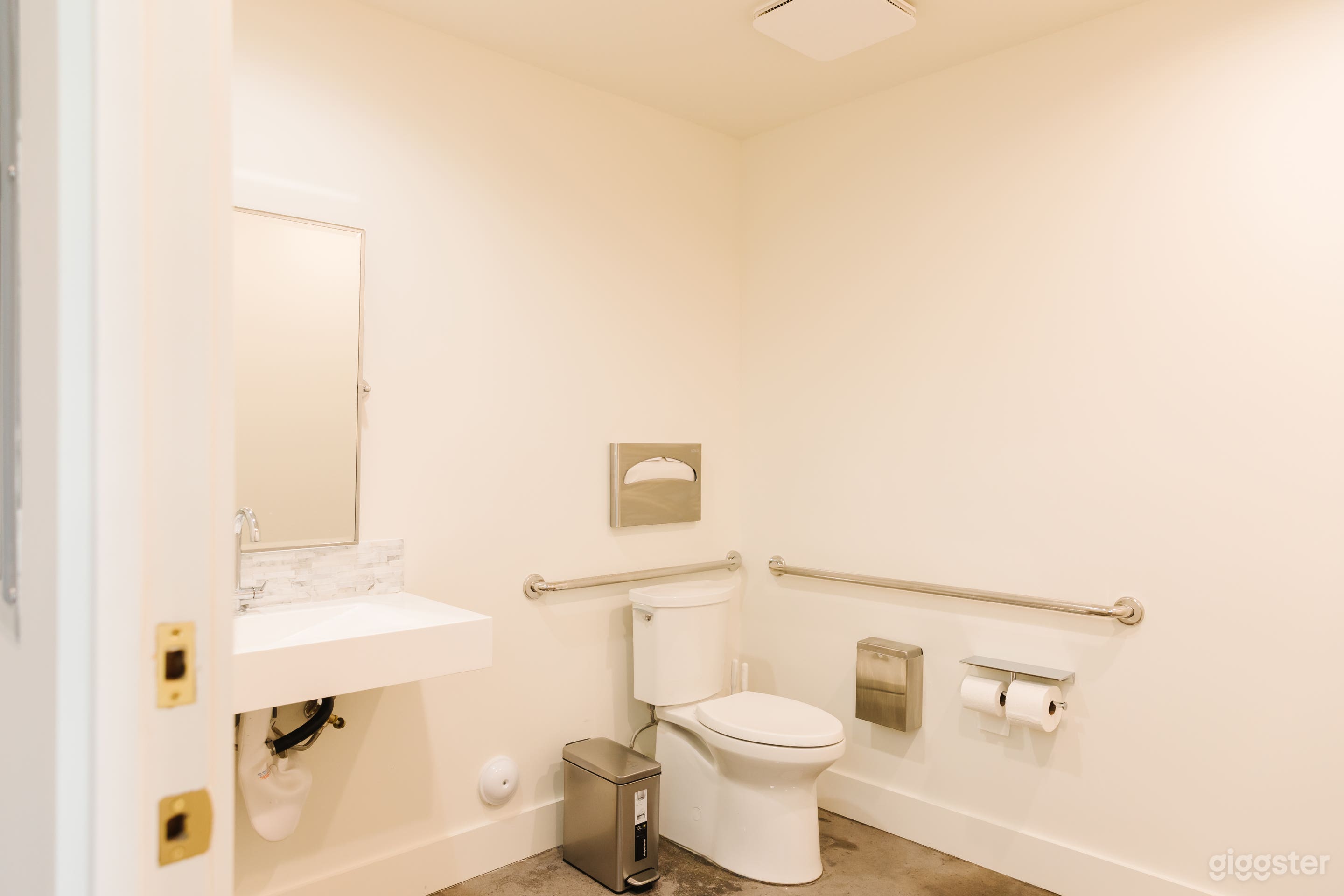 Modern Creative Studio Space Photo 4