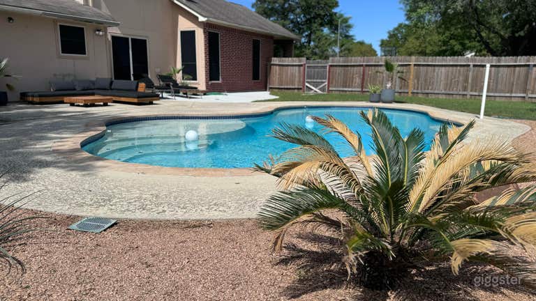  Spacious Outdoor Area with a 6ft Pool, Hot Tub and Fire Pit 