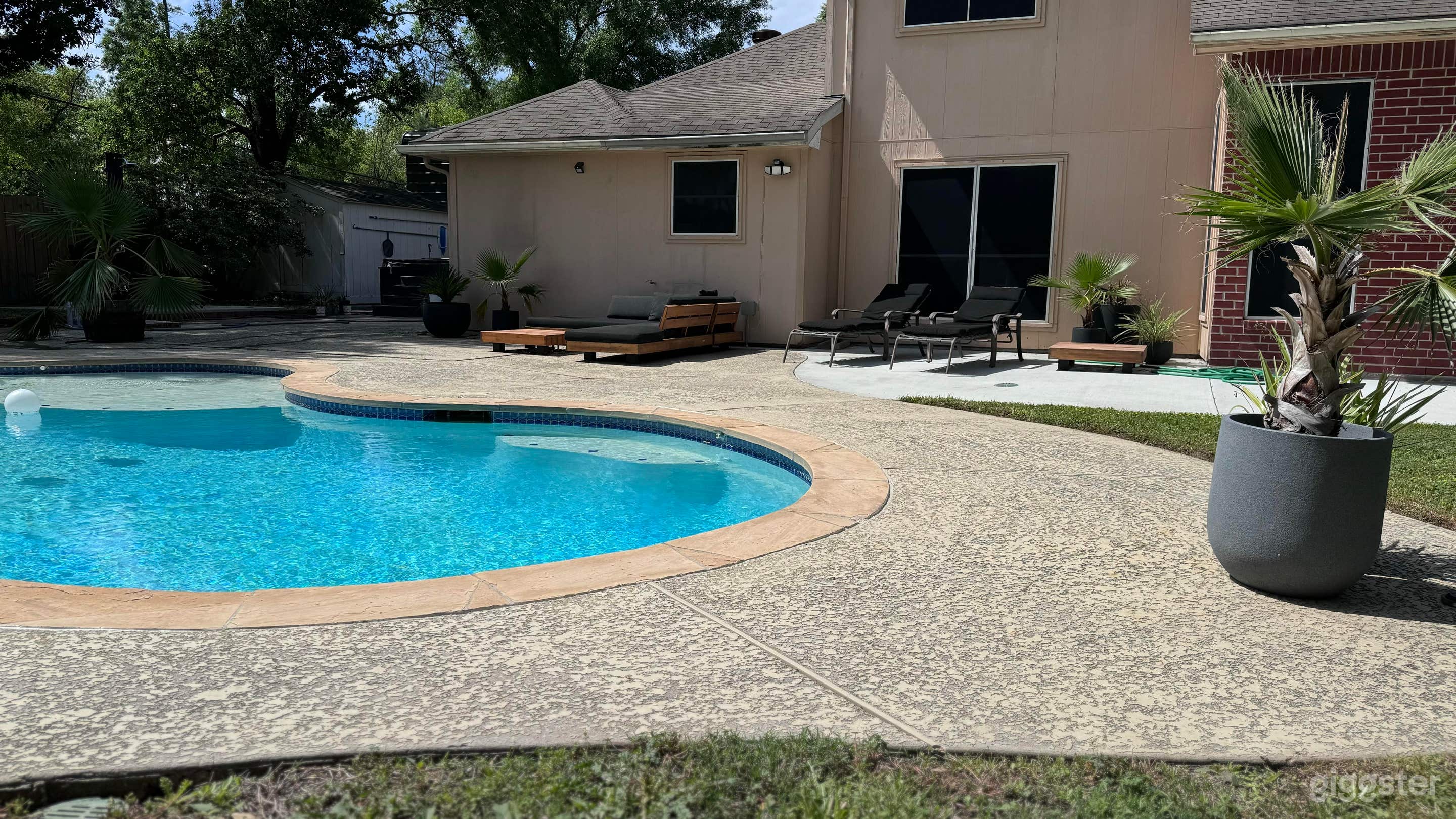 Spacious Outdoor Area with a 6ft Pool, Hot Tub and Fire Pit Photo 4