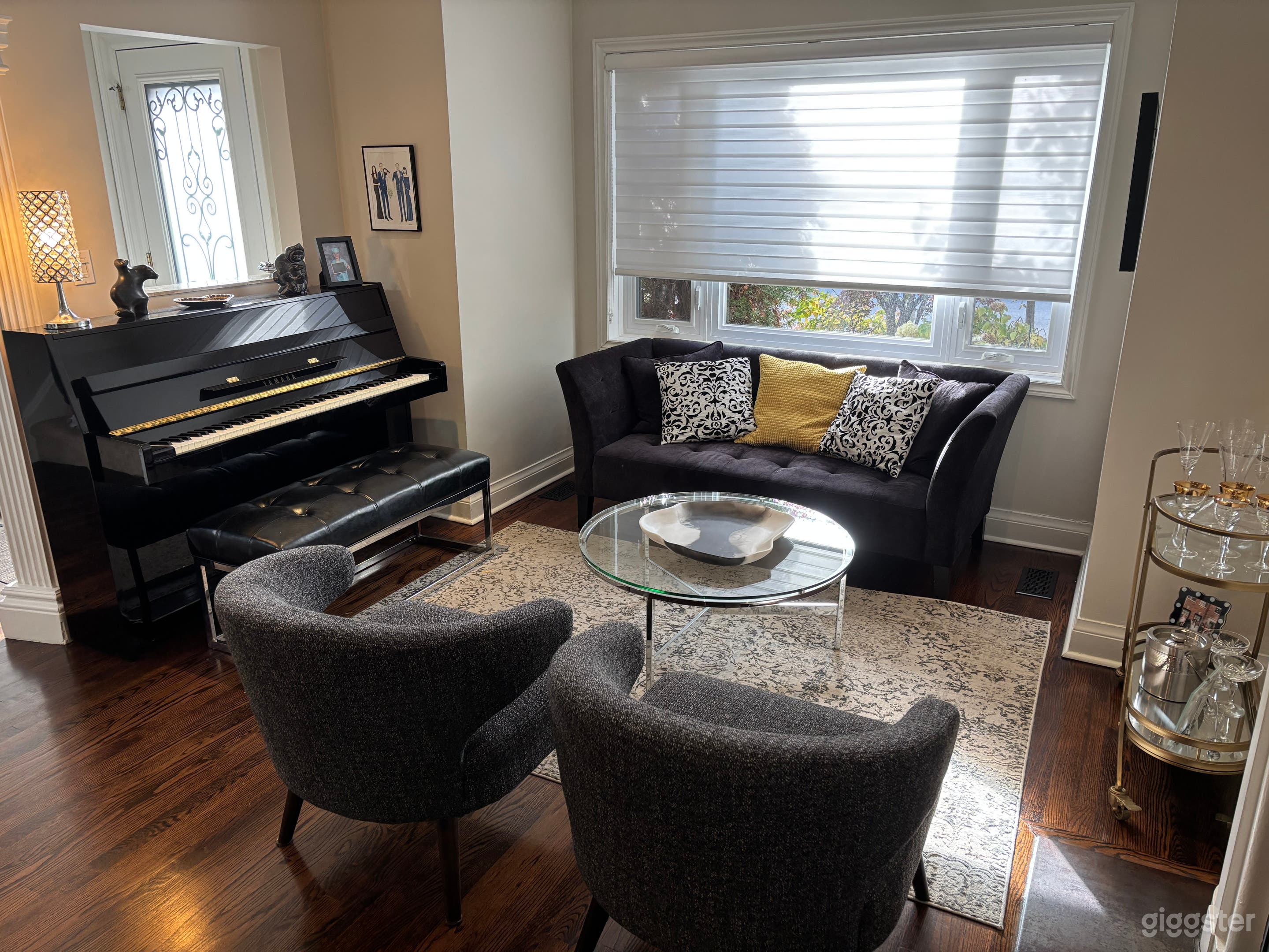 Warm, inviting and intimate setting. Modern meets art deco. Photo 1