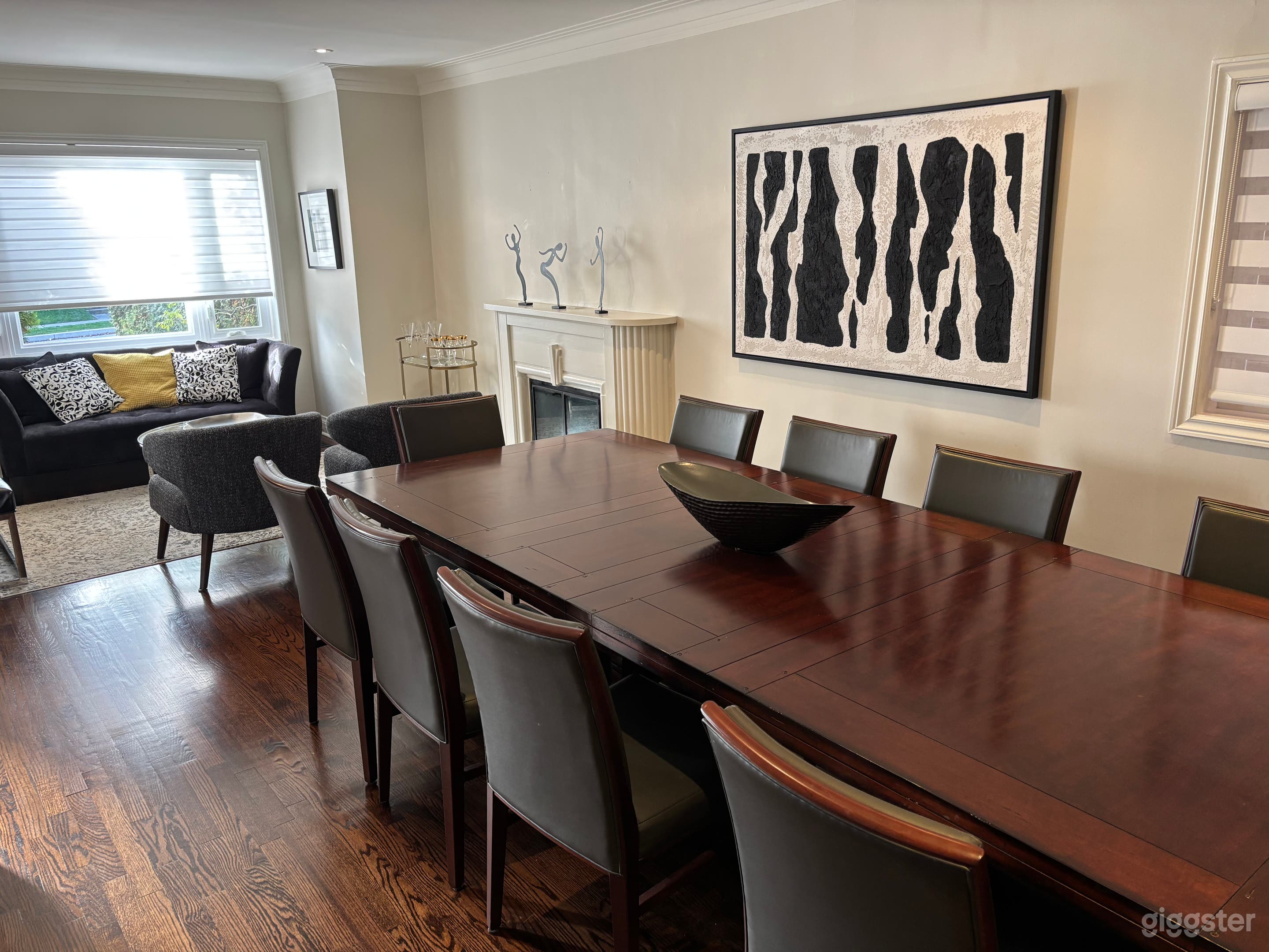 Warm, inviting and intimate setting. Modern meets art deco. Photo 4