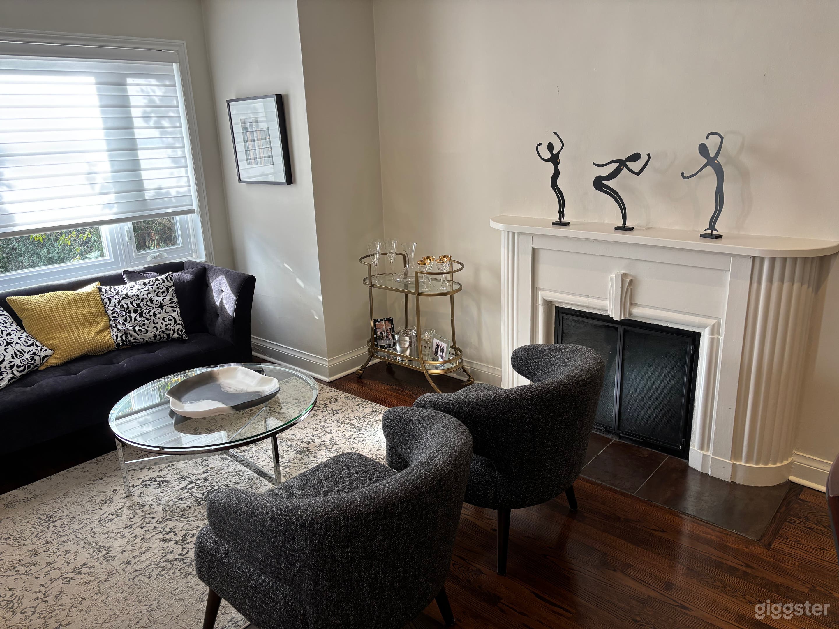 Warm, inviting and intimate setting. Modern meets art deco. Photo 3