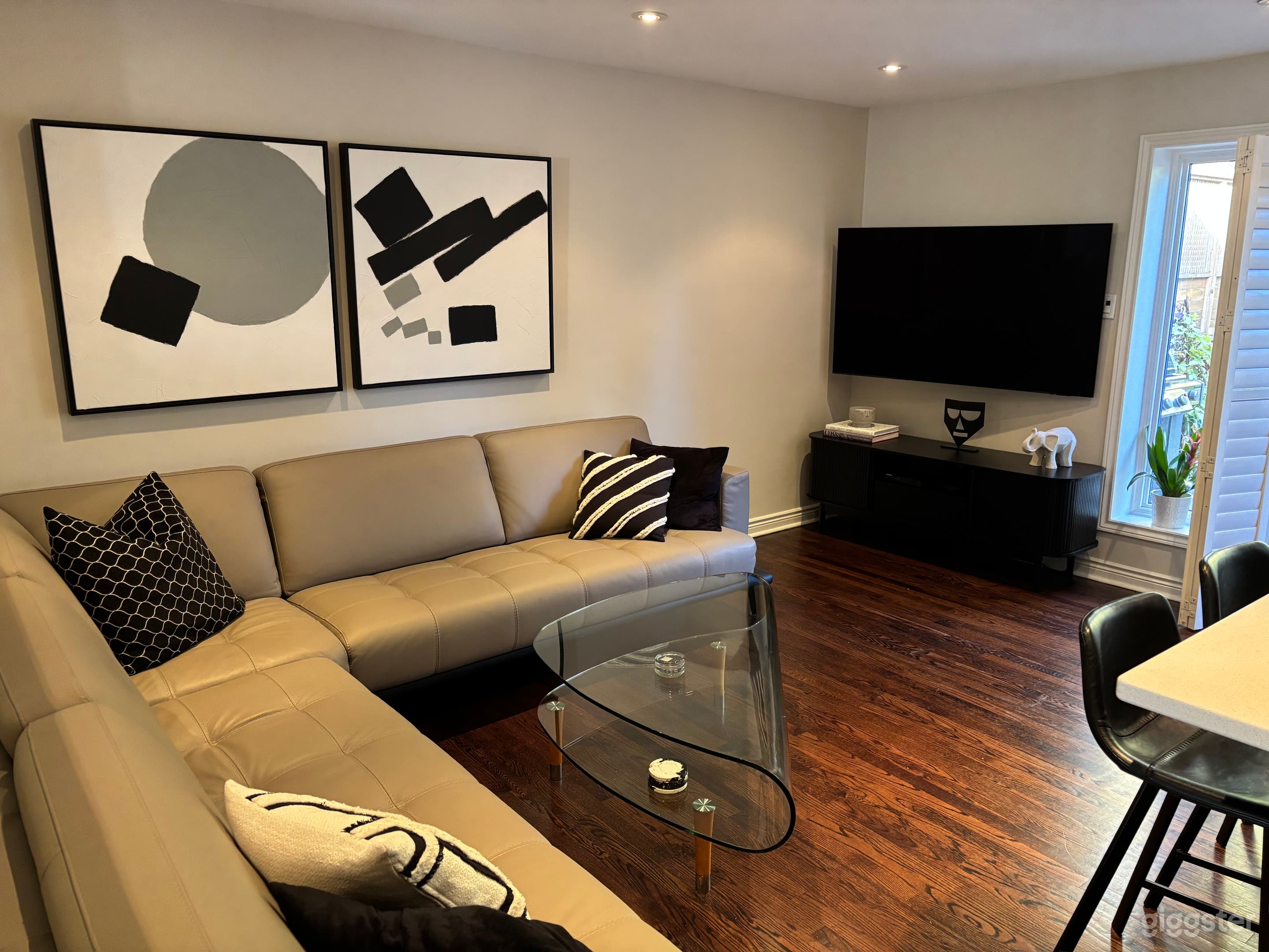 Warm, inviting and intimate setting. Modern meets art deco. Photo 2