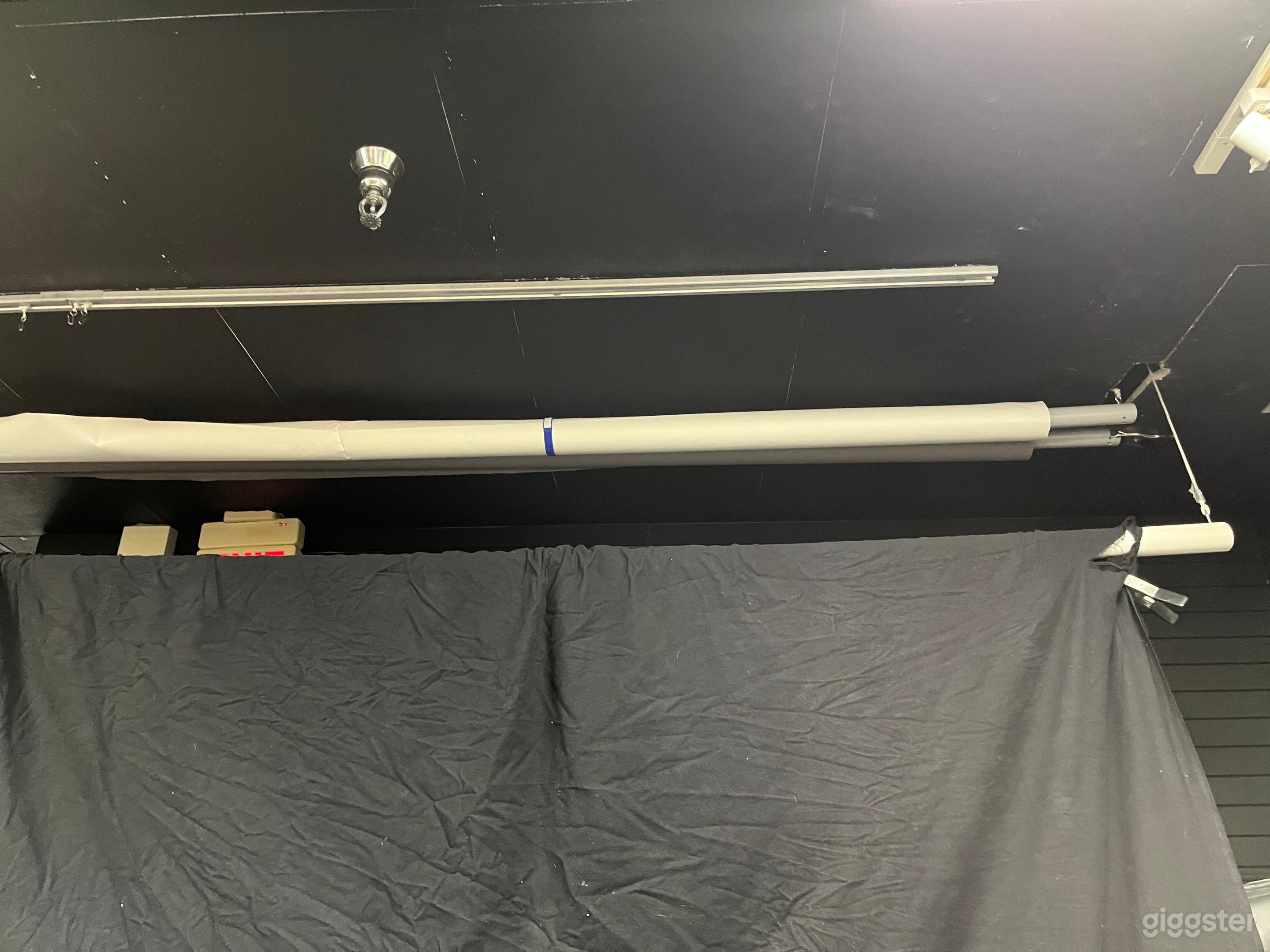 Easy pulley system to change backdrops