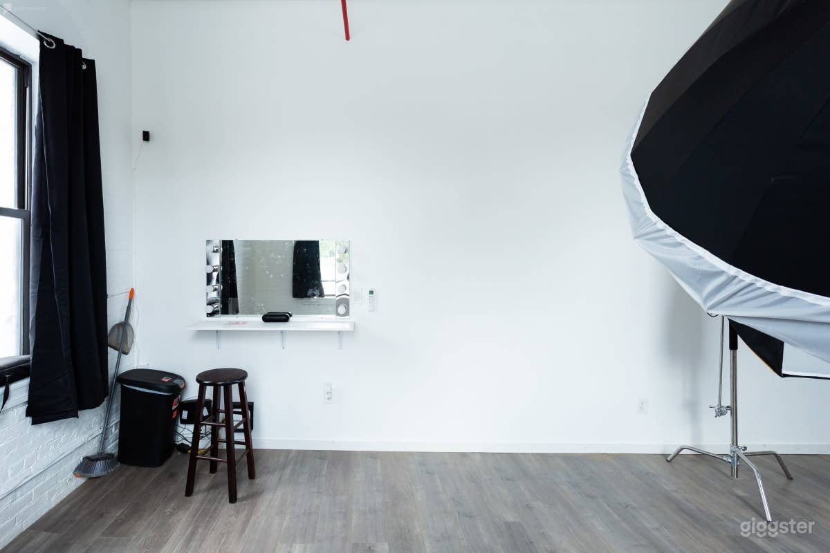 Bright Downtown Photo Studio with Equipment Photo 3