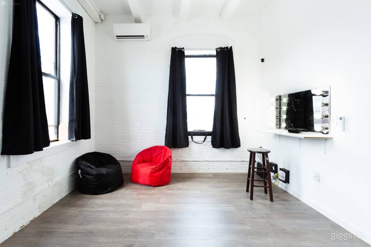 Bright Downtown Photo Studio with Equipment Photo 2