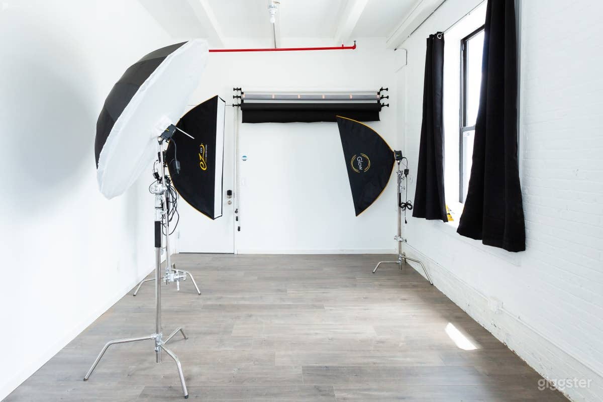 Bright Downtown Photo Studio with Equipment Photo 1