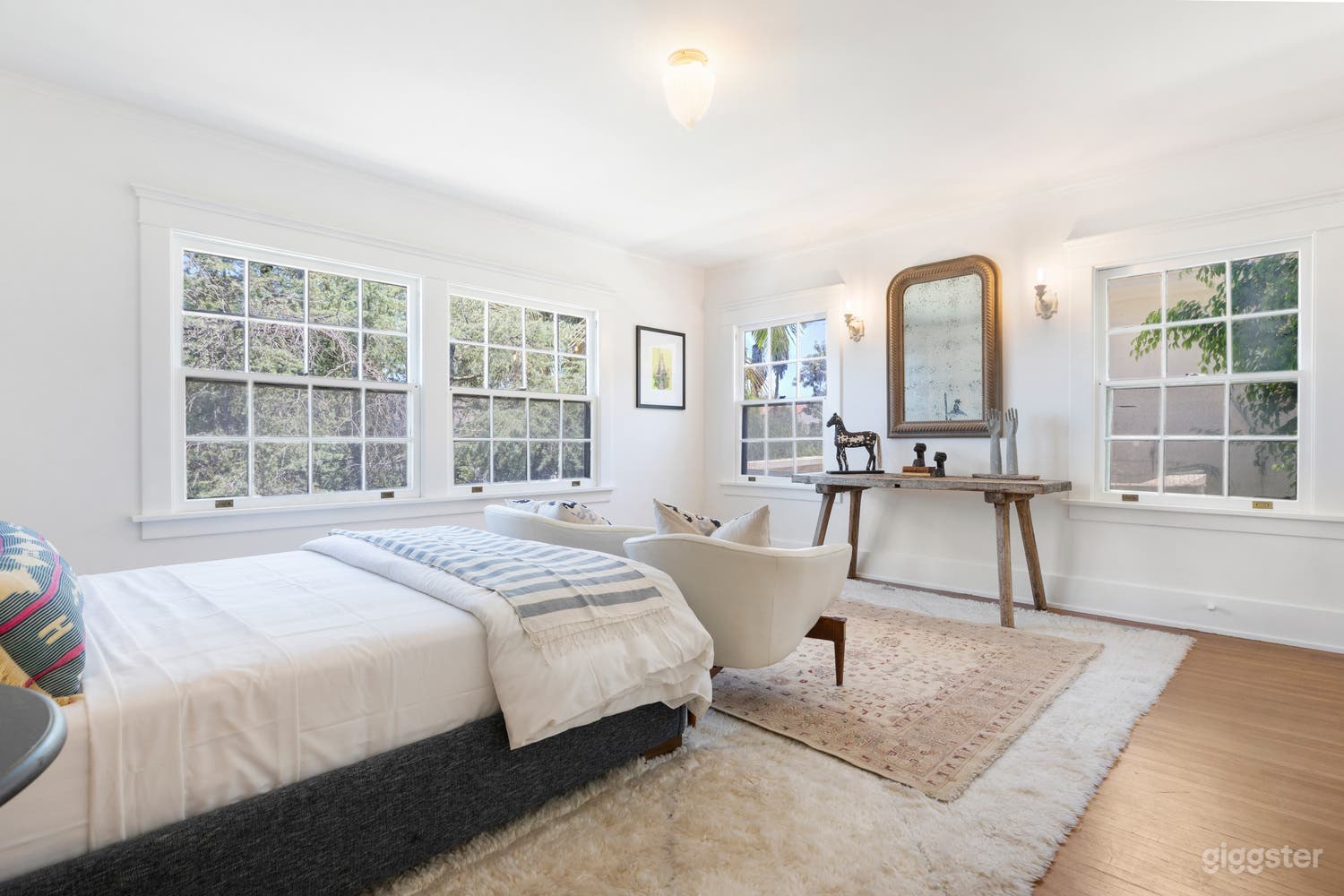 Immaculate Vintage Hollywood Farmhouse  Photo 3