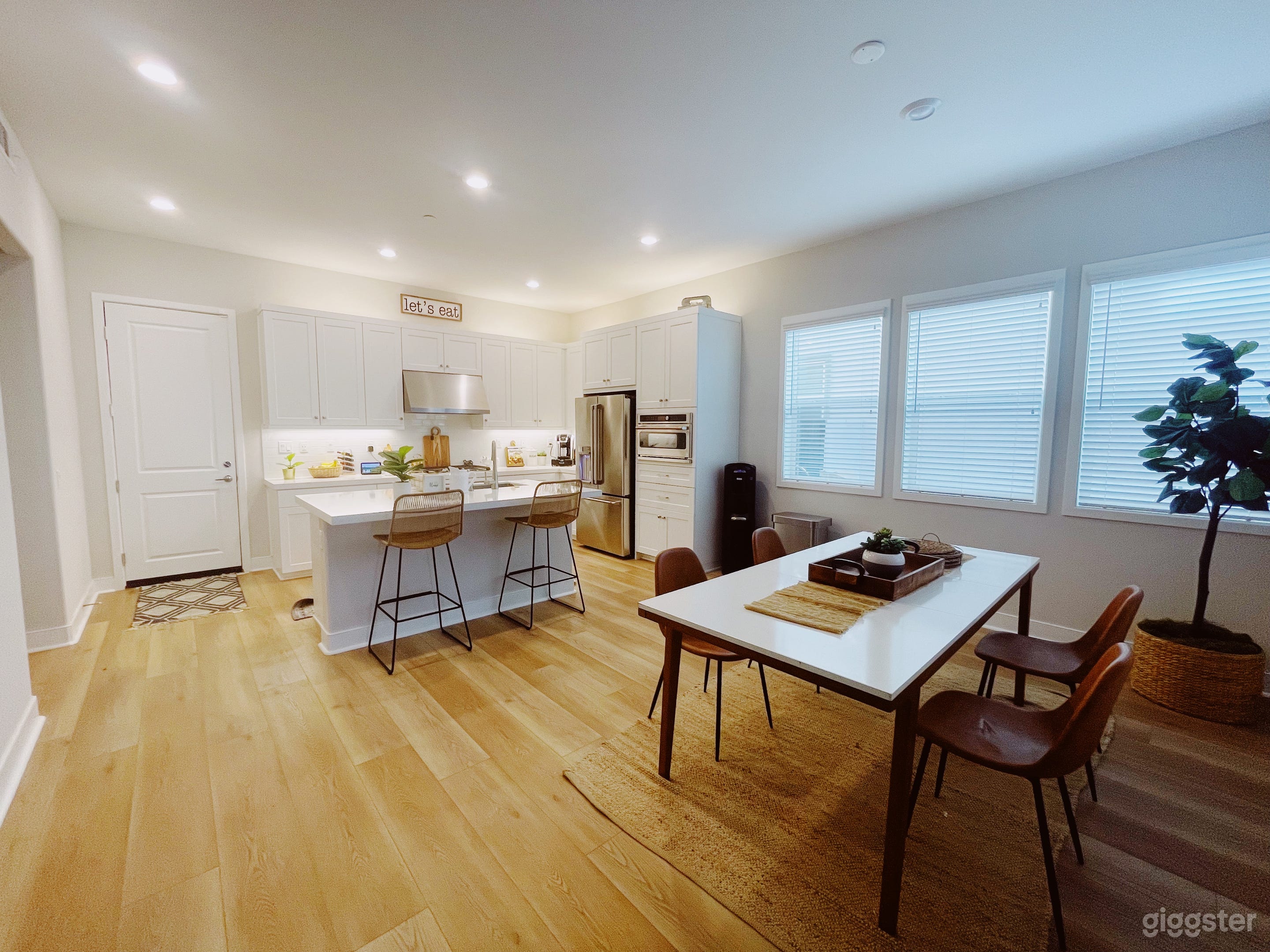 Suburban Modern Home with beautiful open kitchen Photo 4