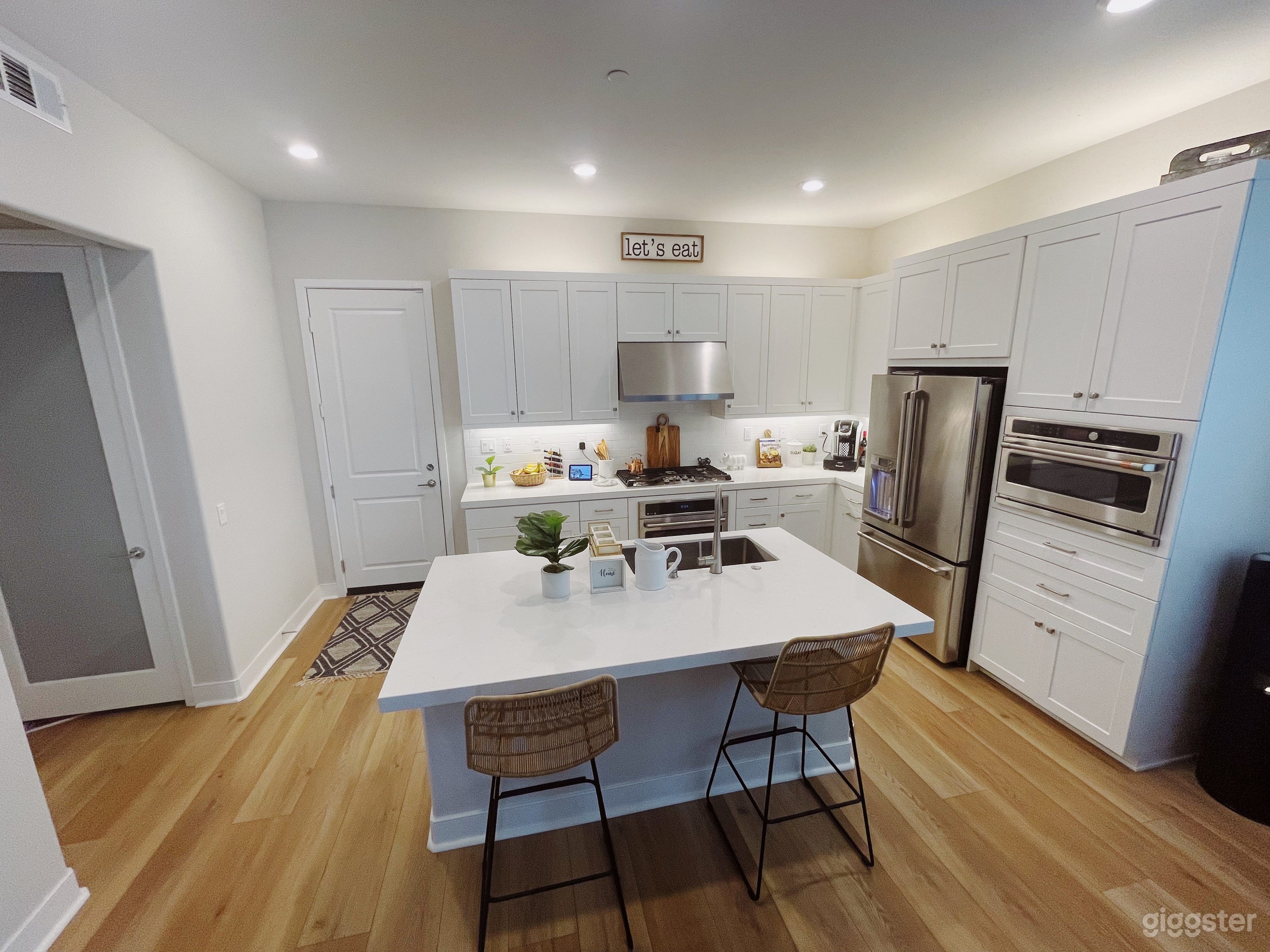 Suburban Modern Home with beautiful open kitchen Photo 1