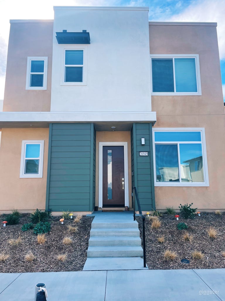  Suburban Modern Home with beautiful open kitchen 
