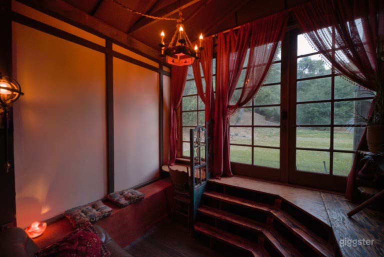  Artist Sanctuary – Set cinematografico con interni rustici/bohemien 