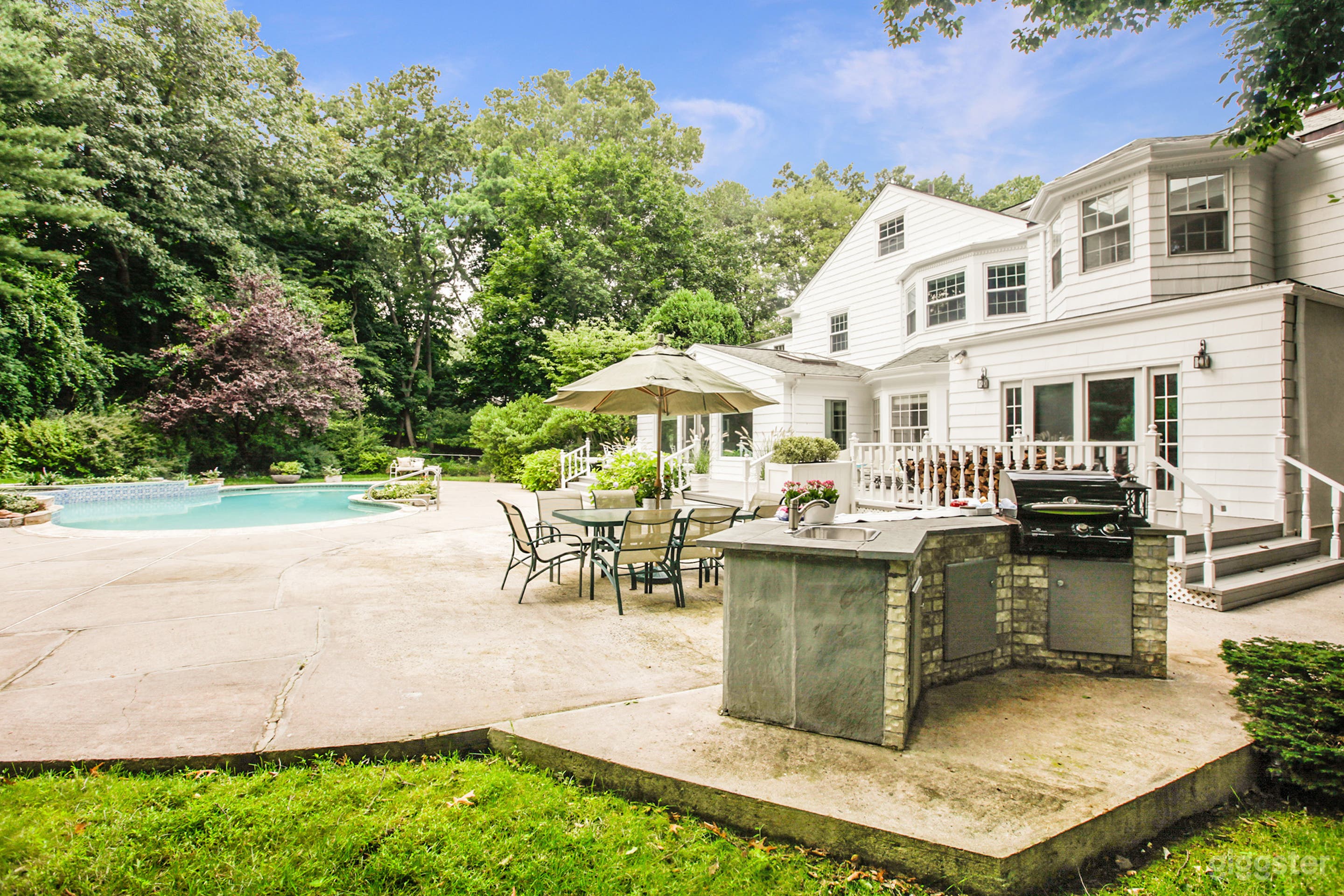 Exclusive Mansion with Pool and Poolhouse Photo 3