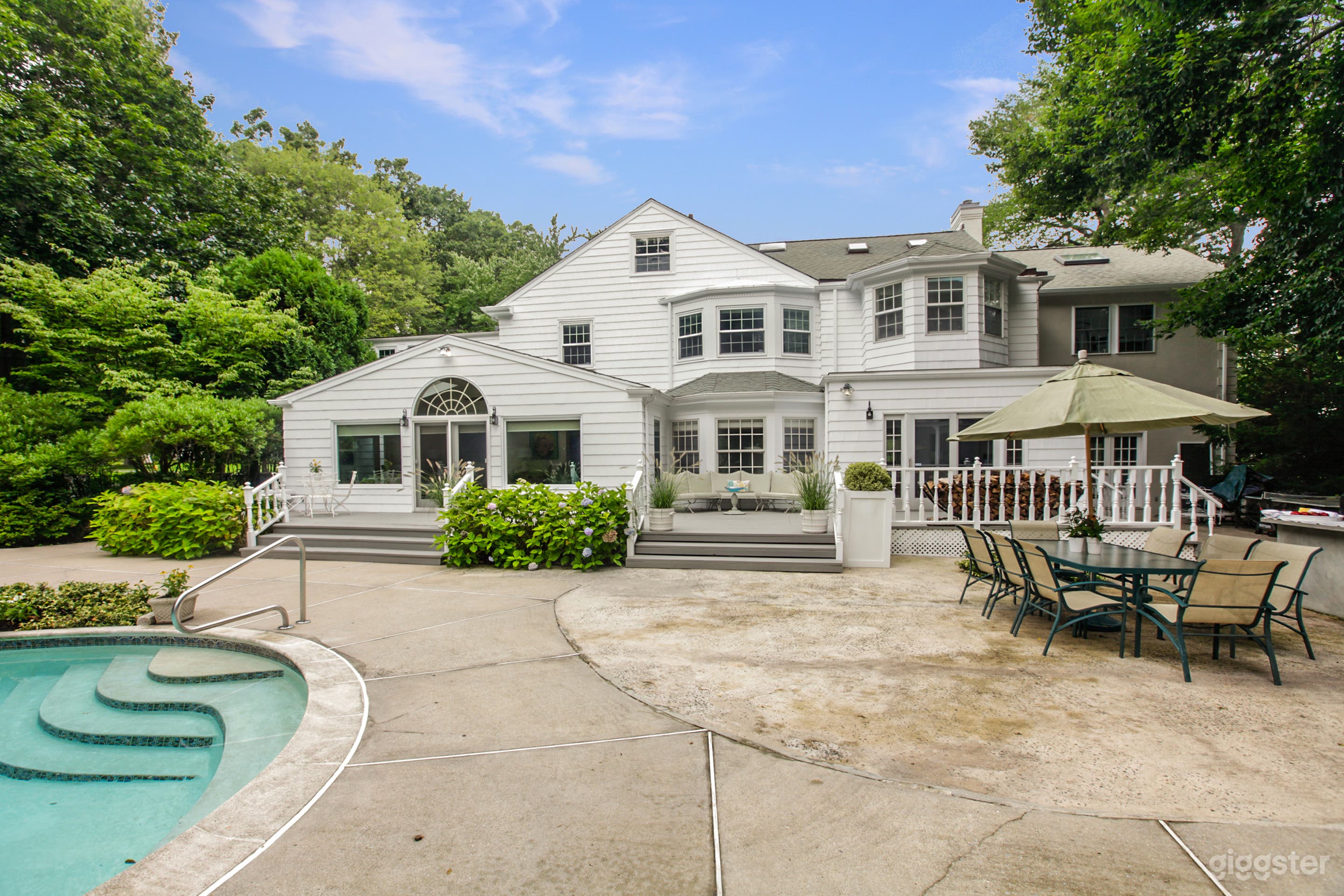 Exclusive Mansion with Pool and Poolhouse Photo 4