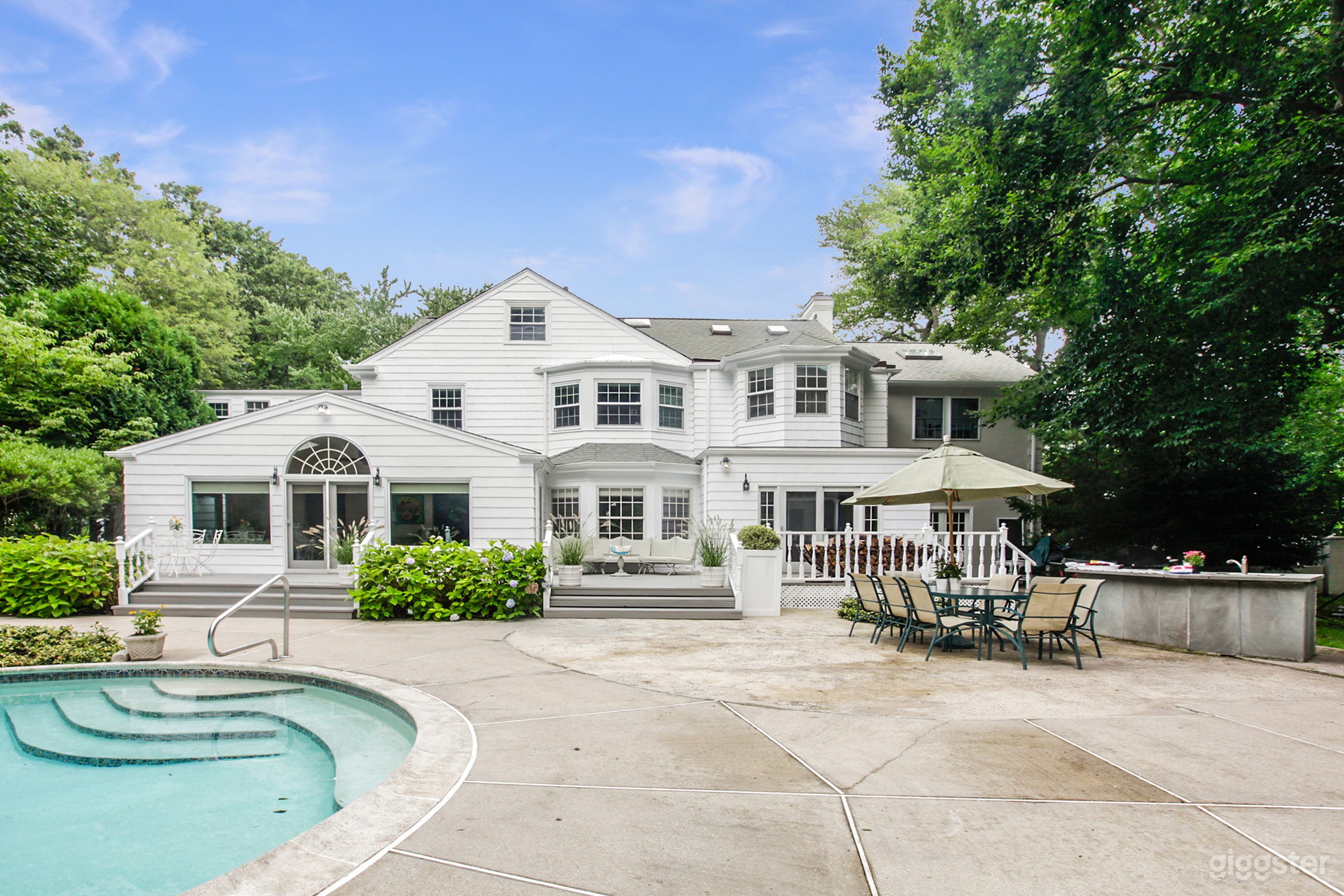 Exclusive Mansion with Pool and Poolhouse Photo 1