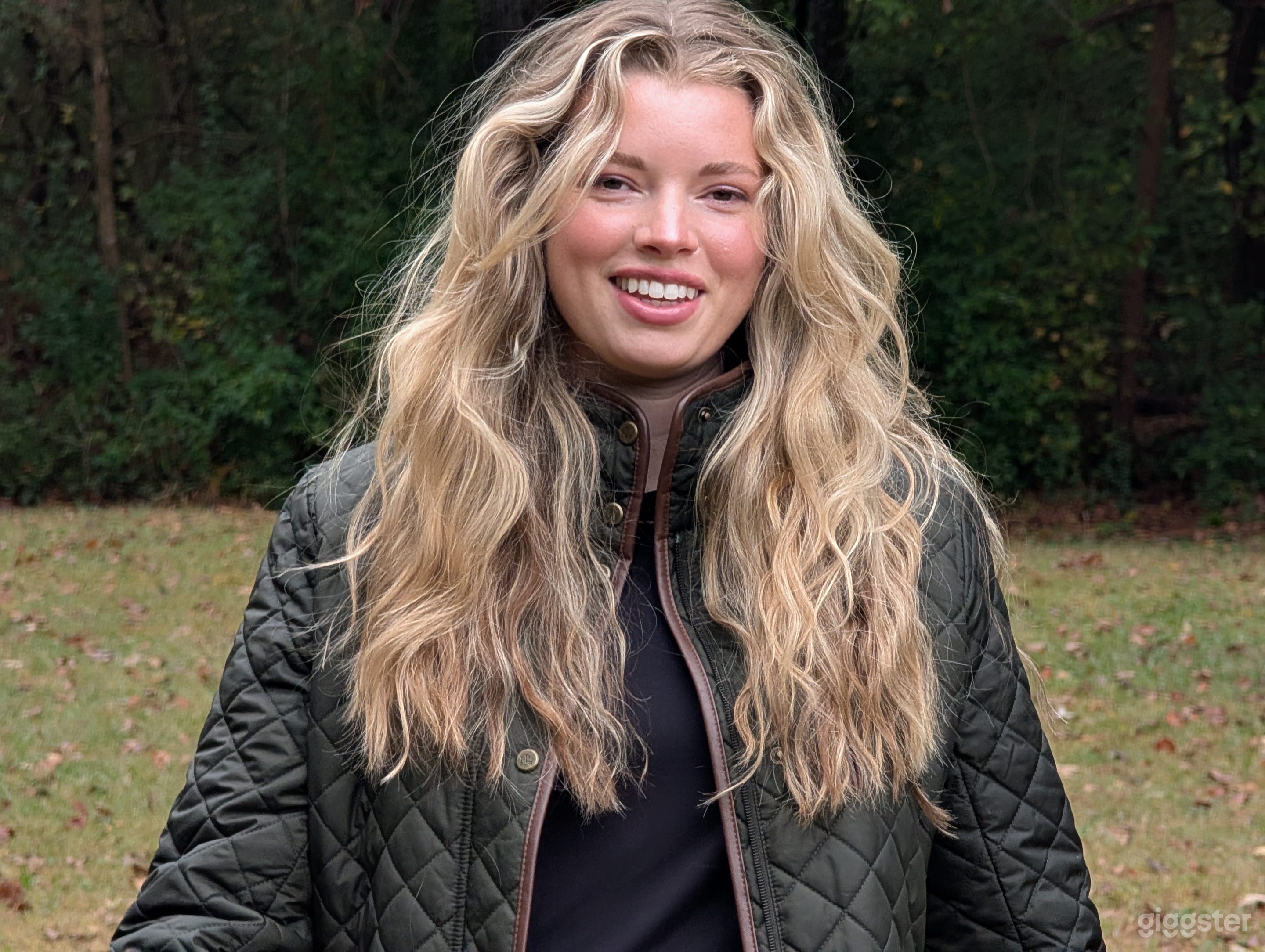 Beautiful Outdoor space next to small lake Photo 3