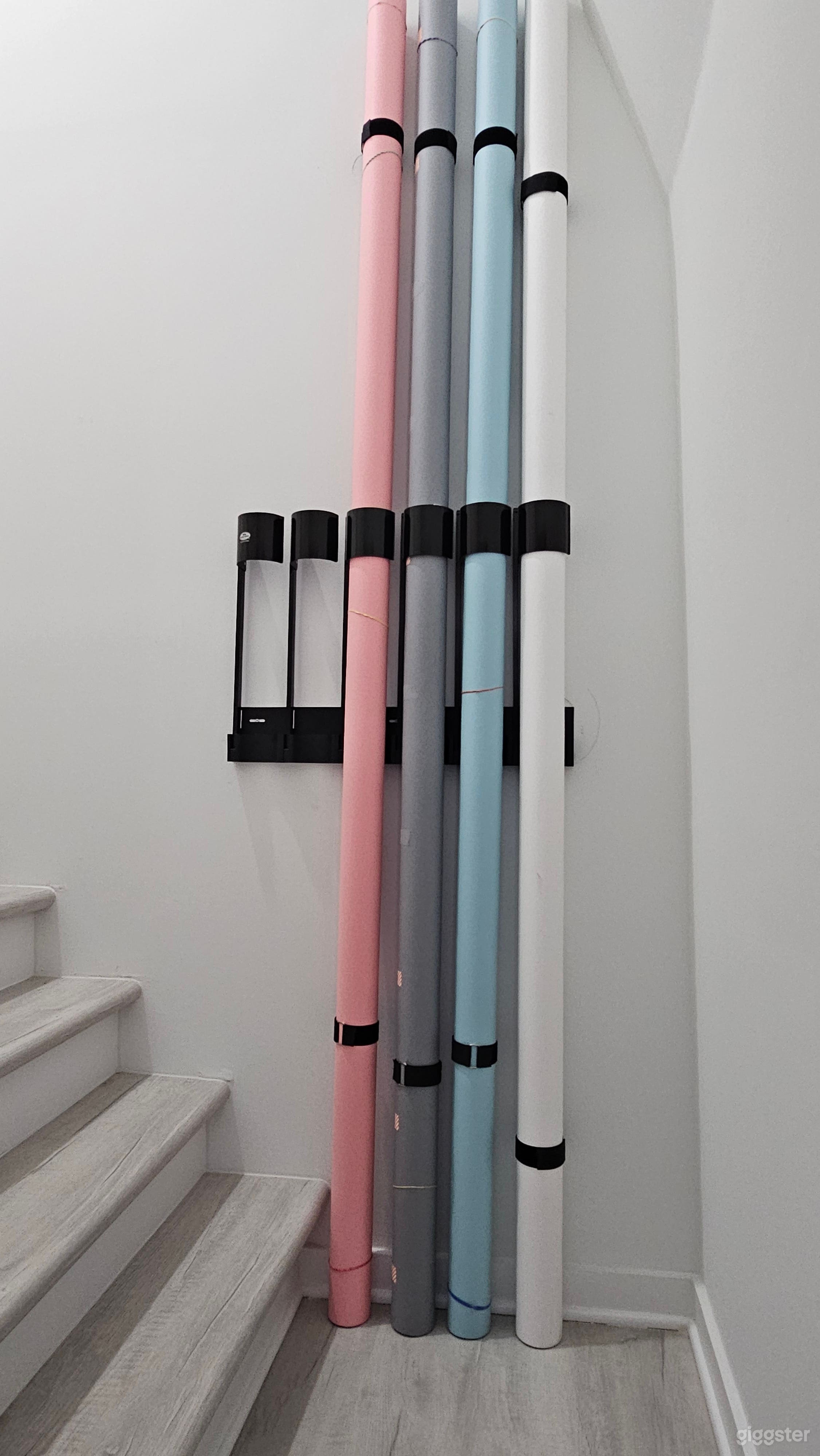 Modern Studio with Cozy Indoors and Extravagant Backyard Photo 3