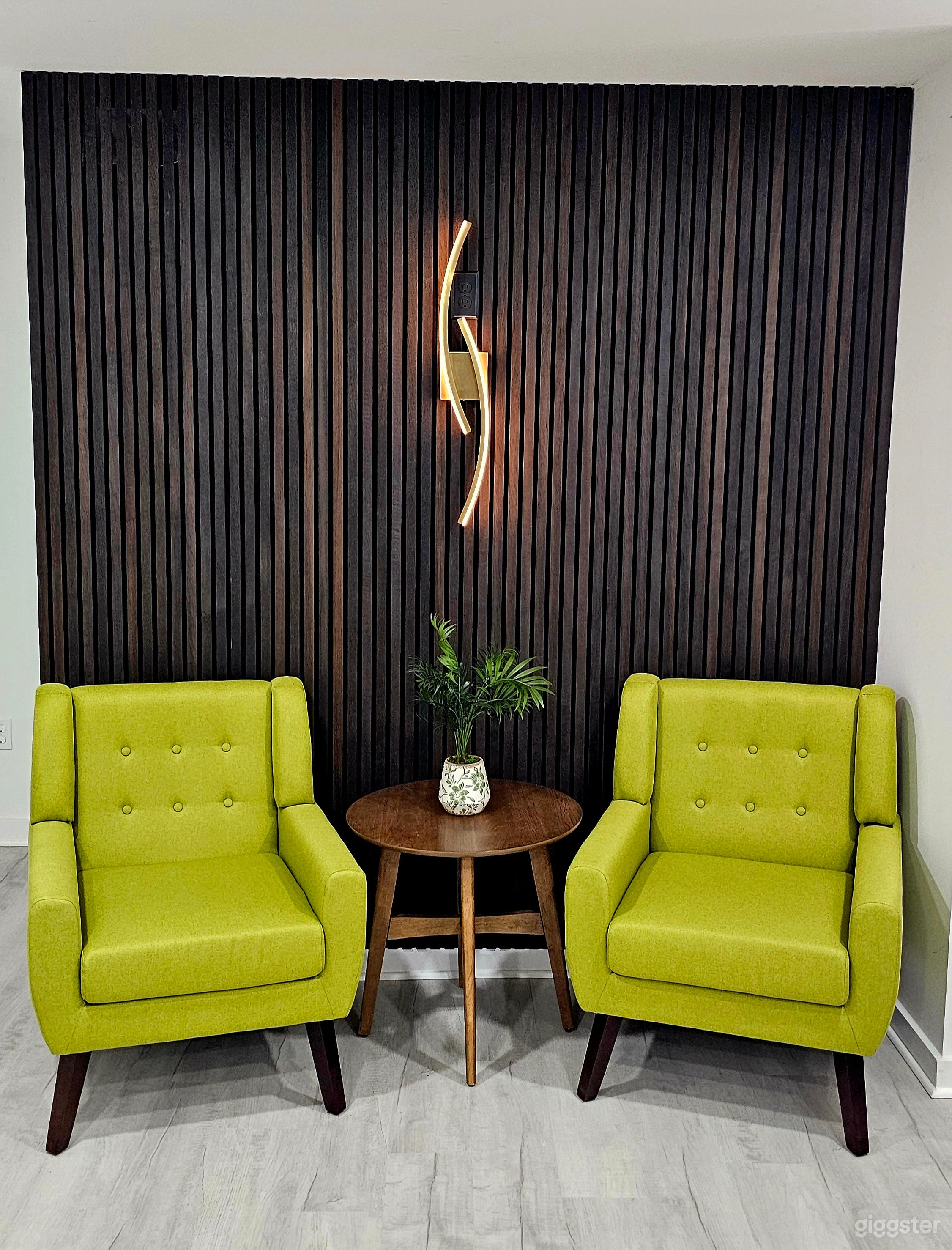 Modern Studio with Cozy Indoors and Extravagant Backyard Photo 4