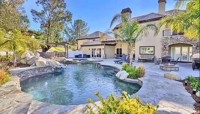  Modern Luxurious House in Santa Clarita 