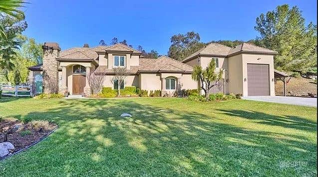 Modern Luxurious House in Santa Clarita Photo 3