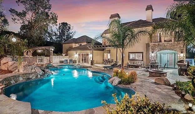 Modern Luxurious House in Santa Clarita Photo 1